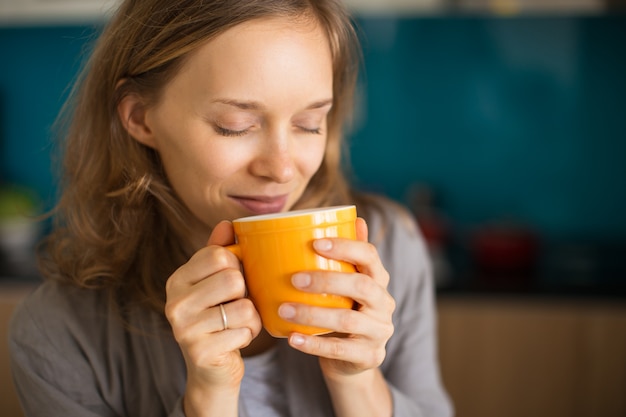 Inhoud pretty lady smelling tea aroma