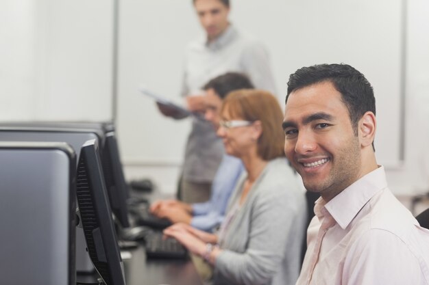 Inhouds rijpe studentezitting in computerklasse