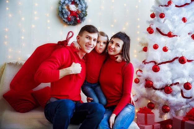 Inhoudsfamilie in het rode stellen bij camera