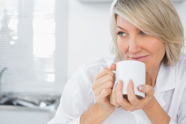 Inhoudsvrouw die koffie in de ochtend hebben