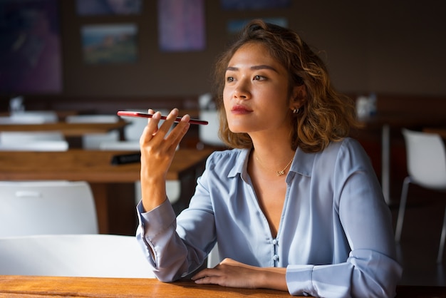 Inhoudsvrouw die op Telefoon met Luidspreker spreekt