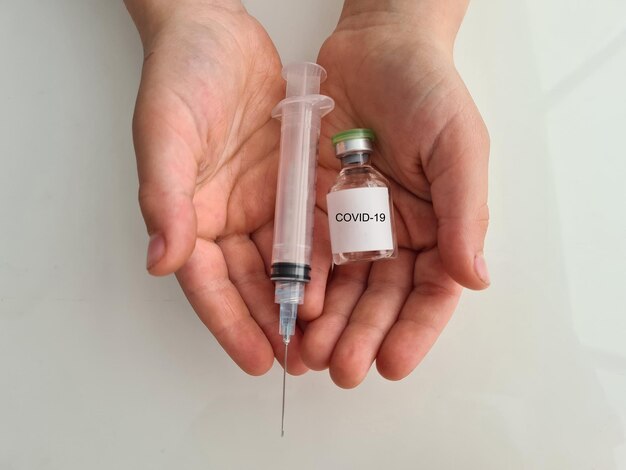 Injecteerbaar geneesmiddel voor behandeling of vaccin om coronavirus of Covid 19 te voorkomen