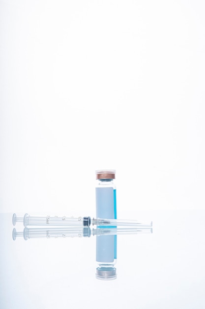 Injecteerbaar vaccin en spuit. preventie, immunisatie en behandeling van coronavirusinfectie.