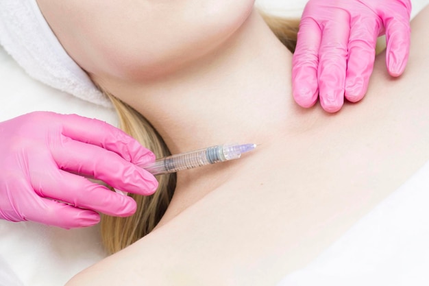 Injectie in het gezicht in de spa-salon De handen van de dokter Biorevitalisatie Gezichtsverzorging met hyaluronzuur