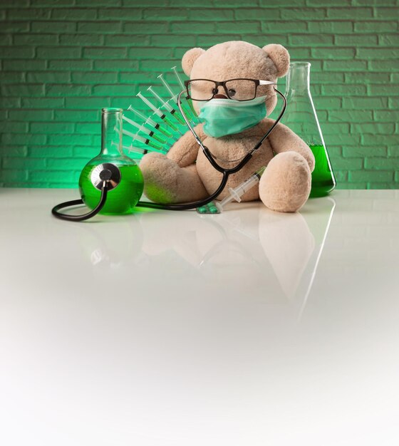 Injecties en vaccinaties in het ziekenhuis creatieve foto met een teddybeer