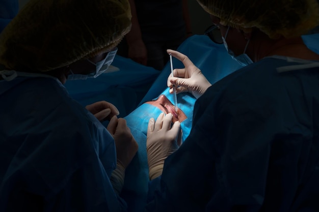 Injecties in het ooglid blefaroplastie in een oogkliniek