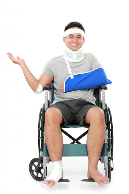 Раненый молодой человек в инвалидной коляске