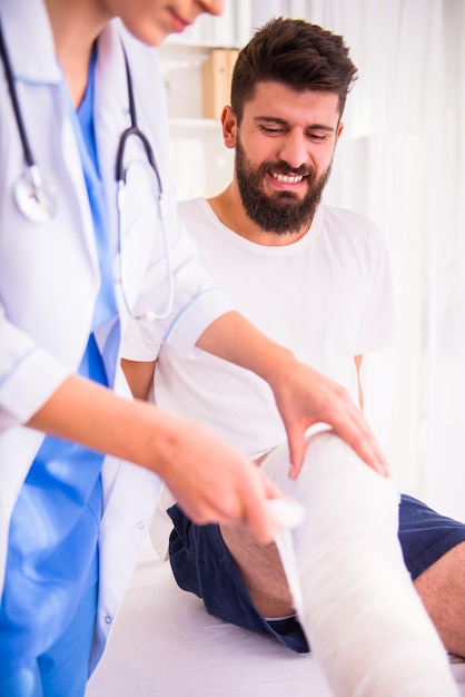 Foto l'uomo ferito è in medico.