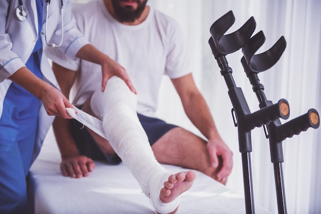 Foto l'uomo ferito è in medico.