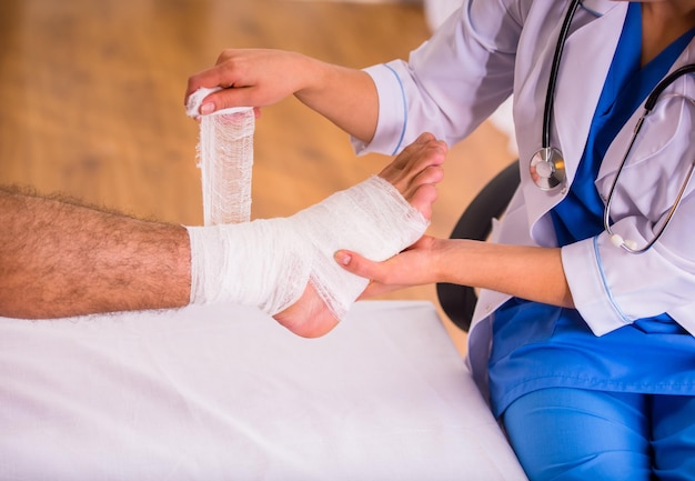 Foto uomo ferito dal medico