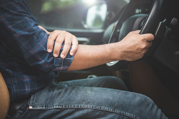 運転による怪我や疲れた男性