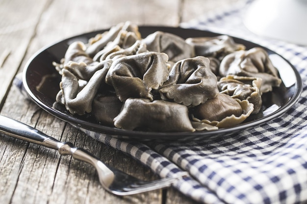 Inktvis tortellini pasta op plaat