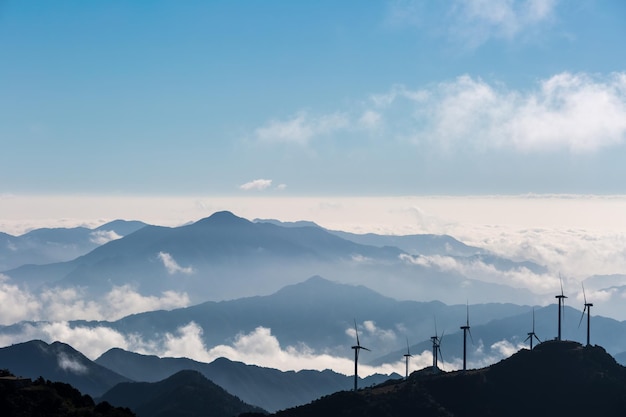 Inland windmolenpark en wolken op de jiugong bergen hubei provincie China