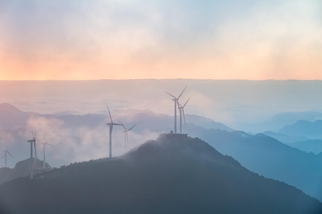 Inland windmolenpark in zonsopgang op de top van de provincie jiugong berg hubei China