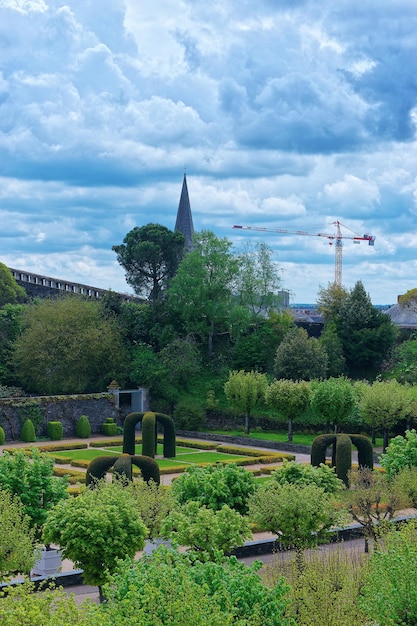 Внутренний сад Chateau Angers, департамент Мэн и Луара, регион Пэи-де-ла-Луар, долина Луары, Франция.