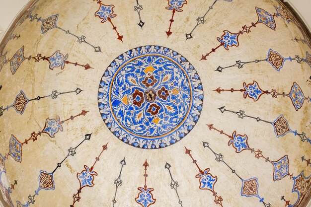Foto vista interna della cupola nell'architettura ottomana