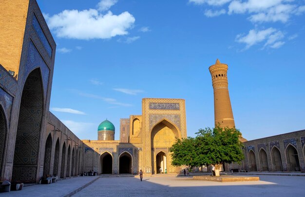 Foto il cortile interno della moschea di kalyan parte del complesso poikalyan bukhara uzbekistan