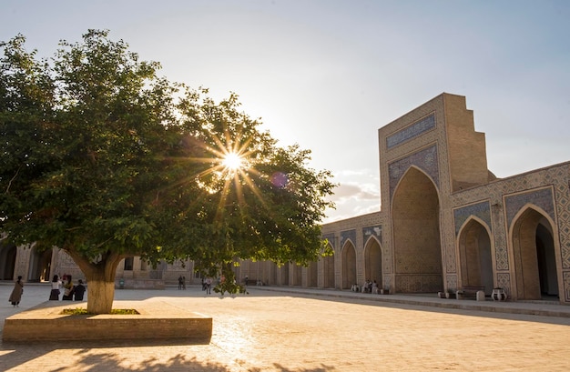 Foto il cortile interno della moschea di kalyan parte del complesso poikalyan al tramonto bukhara uzbekistan