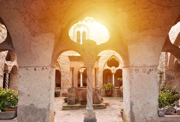 이탈리아에 있는 오래된 빌라의 내부 마당 또는 현관