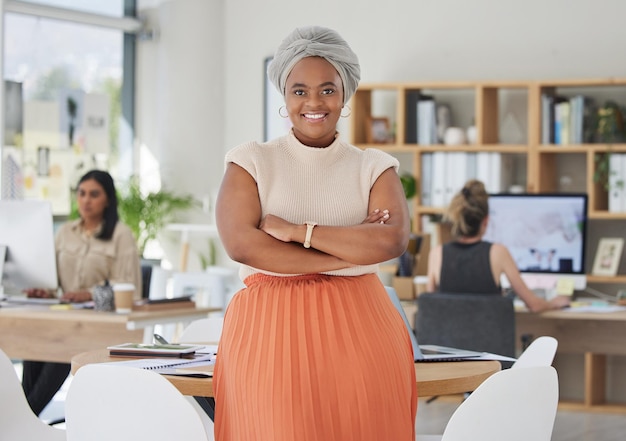 혁신 리더십과 기업 사무실에 서 있는 자랑스러운 흑인 사업가 다양한 여성 직원과의 성공적인 목표 관리에 들뜬 행복한 아프리카계 미국인 리더