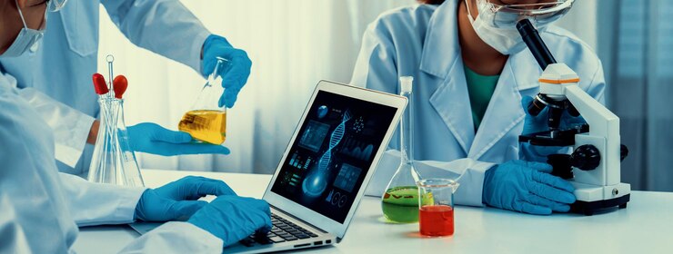 फोटो innovative medical biotechnology software with lab researcher rigid