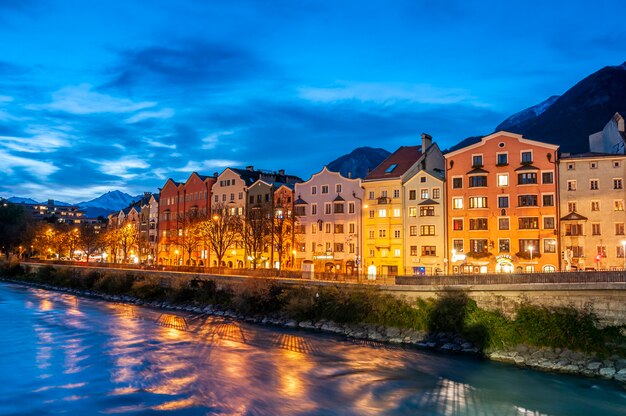 Innsbruck austria case colorate lungo il fiume al tramonto