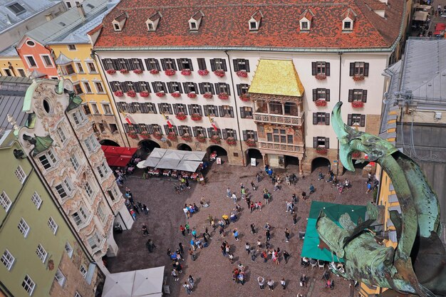 Foto il tetto d'oro di innsbruck e la piazza di fronte