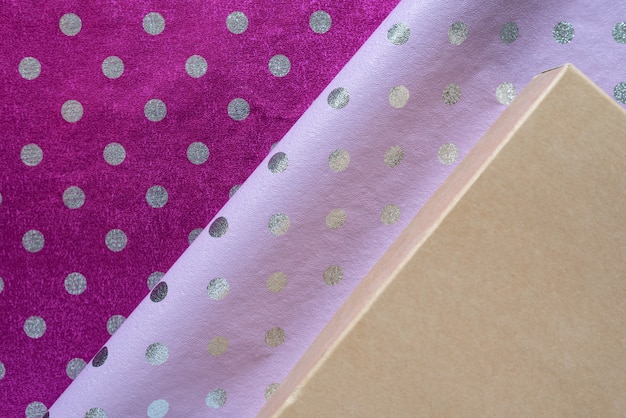 Inpakpapier met lila en violet glanzende stippen, dozen. Folie voor cadeauverpakking.