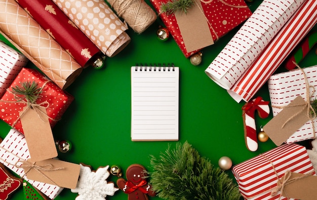 Inpakpapier op rollen voor kerstcadeautjes