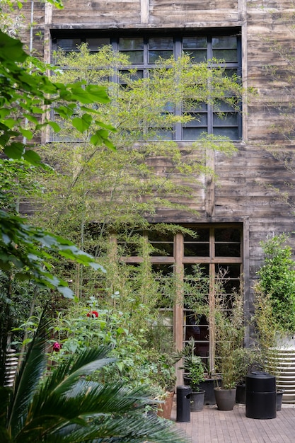 Foto inrichten van stedelijke openbare ruimtes met verschillende potplanten waardoor gezellige groene plekken ontstaan