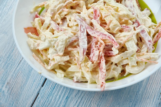 Insalata capricciosa - klassieke italiaanse salade, knapperige slablaadjes met in blokjes gesneden paprika, knolselderij, ham en kaas en alles is aangekleed met een romige mayo-yoghurtsaus