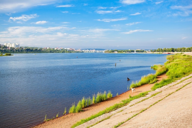 Inscheping aan de Angara-rivier in het centrum van de stad Irkoetsk, Rusland