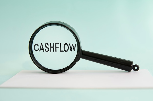 Inscriptie cashflow op vergrootglas, business, concept