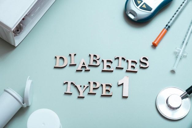 Inscriptie diabetes type 1 en glucometer spuiten en medische apparatuur op een gekleurde achtergrond bovenaanzicht