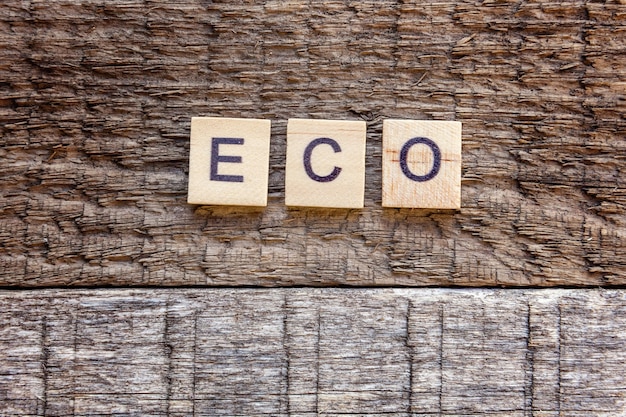 Foto inscriptie eco letters woord op oude rustieke houten achtergrond