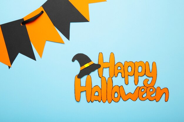 Foto inscriptie happy halloween op blauwe achtergrond. bovenaanzicht