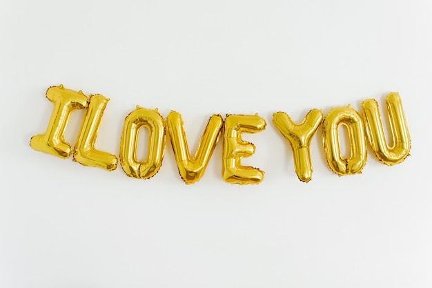 Inscriptie I LOVE YOU folie opblaasbare gouden ballon op de witte achtergrond Love romance