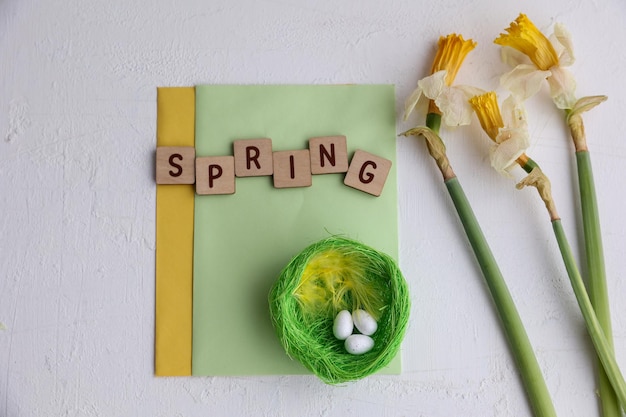 Inscriptie lente en pasen items op een witte achtergrond