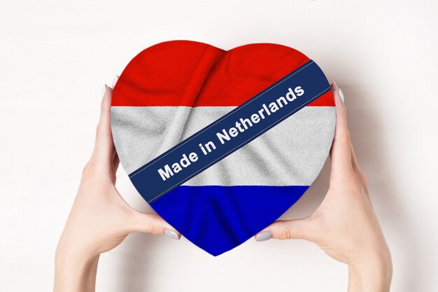 Foto inscriptie made in netherlands in de vlag van nederland op hartvormige doos