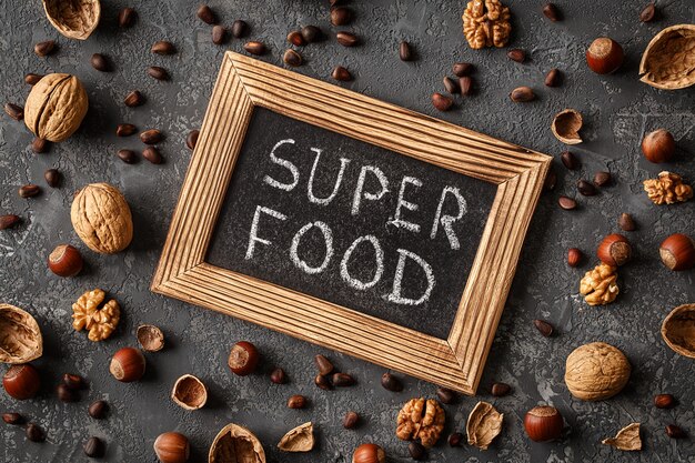 Inscriptie Super Food, verschillende noten op stenen tafel