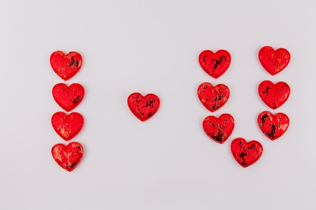 Inscriptie van rode harten Ik hou van je op een witte achtergrond vakantie van liefde van Valentijnsdag op 14 februari