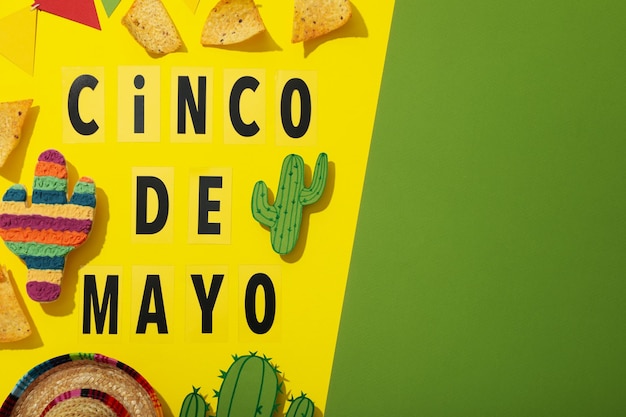 Фото Надпись cinco de mayo с праздничными украшениями