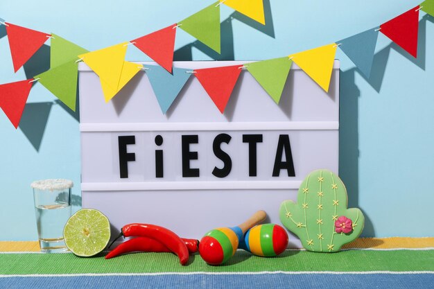 Foto l'iscrizione fiesta su una tavola bianca con decorazioni