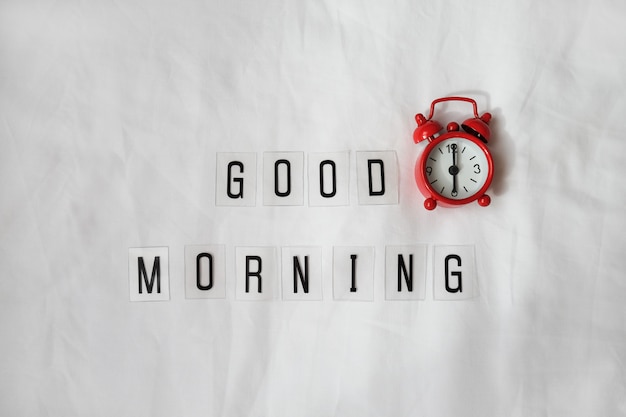 하얀 시트에 비문 좋은 아침, 빨간 아날로그 시계