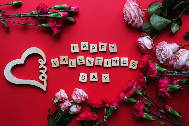Надпись Happy Valentines Day из деревянных букв, деревянное сердце и цветы
