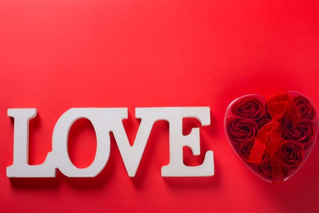 Photo the inscription is love on a red background valentines day greeting card