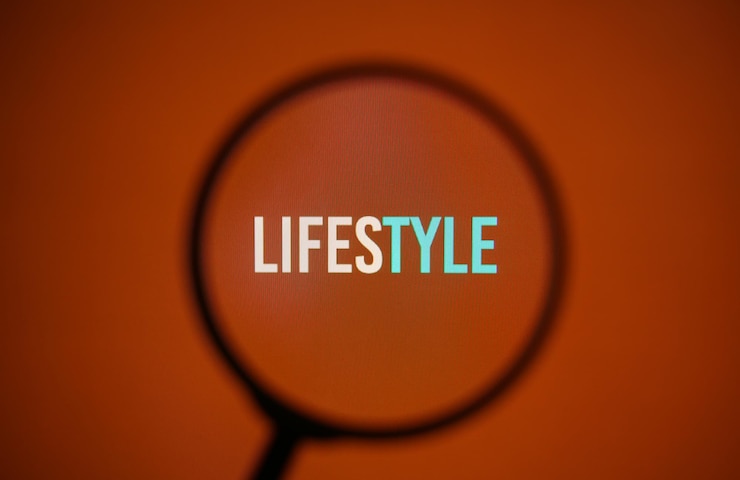 Photo inscription lifestyle on red screen monitor through magnifying glass