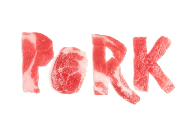 Надпись PORK с сырым мясом на белом фоне