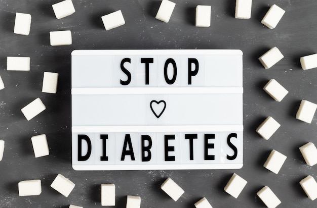 Photo the inscription stop diabetes on a white board on a gray background