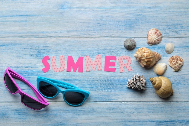 사진 멀티 컬러 문자와 조개와 푸른 나무 테이블에 여름과 바다 액세서리의 종이에서 비문 여름. 여름. 기분 전환. 휴가. 평면도